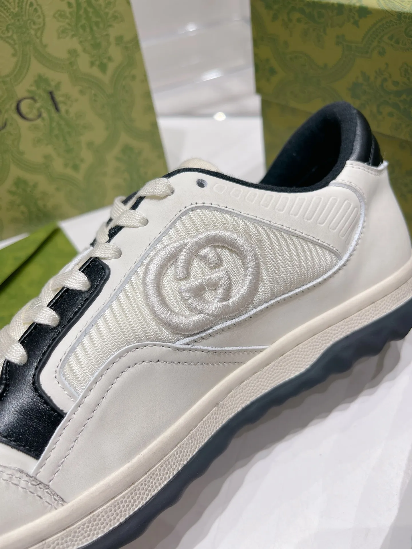 👟👟Ex-factory price 520👟👟 Gucci Gucci 2023 latest hot model MAC80 sneakers, couple style, casual, retro, old, dirty shoes, small dirty shoes, white shoes, original purchase, development, production, Gucci MAC80 new hot model series. The exquisite and compact interlocking double G logo romantically interprets the aesthetic concept of this series. Made of off-white leather, retro inspiration is cleverly integrated into the design of sports shoes, reinterpreting the brand logo. Fabric: Original custom imported first-layer cowhide. Lining: Original custom imported breathable mesh. Outsole: Original molded two-color TPU outsole. Sole thickness: 3CM. Size: Women's 35-40 / Men's 39-45.